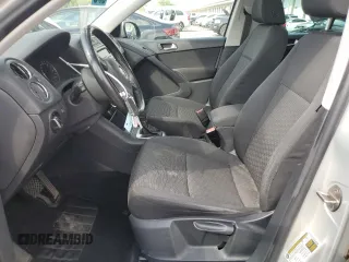 2013 Volkswagen Tiguan S z VIN WVGAV3AX2DW616476, wystawiony jako Copart lot #55313615 z przebiegiem 129 105 mil mil oraz Szkody całkowita. Historia ofert i sprzedaży dostępna na DreamBid. Obrazek 7.