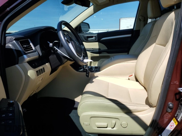 2018 Toyota Highlander SE z VIN 5TDJZRFH9JS825464, wystawiony jako Copart lot #59546165 z przebiegiem 89 655 mil mil oraz Szkoda całkowita • Salvage title. Historia ofert i sprzedaży dostępna na DreamBid. Obrazek 7.