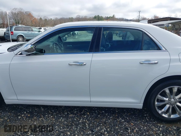 2019 Chrysler 300 Limited with VIN 2C3CCAKGXKH577948, listed as a IAAI auction lot 40908813 with 117,602 mi miles. Bid and sale history available at carsss.com. Image 15.