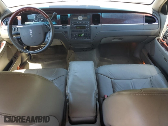 2005 Lincoln Town Car Signature Limited z VIN 1LNHM82W25Y637483, wystawiony jako Copart lot #55955475 z przebiegiem 1 346 114 mil mil oraz Czysty tytuł • Clean title. Historia ofert i sprzedaży dostępna na DreamBid. Obrazek 8.