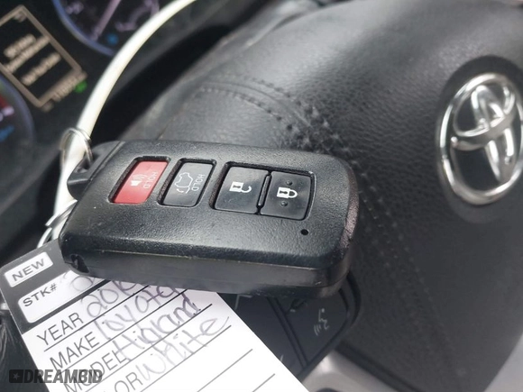2019 Toyota Highlander SE with VIN 5TDKZRFHXKS565808, listed as a IAAI auction lot 41014235 with NaN miles. Bid and sale history available at carsss.com. Image 11.
