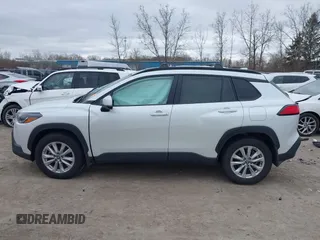 2024 Toyota Corolla Cross LE z VIN 7MUBAABG2RV103930, wystawiony jako IAAI lot #42051280 z przebiegiem 27 541 mil mil oraz . Historia ofert i sprzedaży dostępna na DreamBid. Obrazek 15.