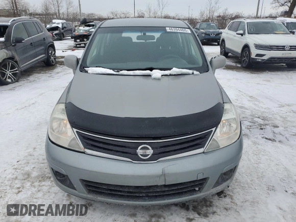 2010 Nissan Versa S z VIN 3N1BC1CP2AL403483, wystawiony jako Copart lot #46394465 z przebiegiem 270 270 mil mil oraz Szkoda całkowita • Salvage title. Historia ofert i sprzedaży dostępna na DreamBid. Obrazek 5.