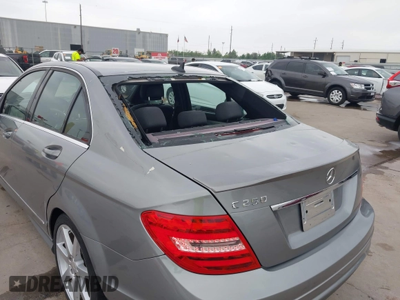 2013 Mercedes-Benz C 250 Sport z VIN WDDGF4HB4DA780472, wystawiony jako IAAI lot #41924590 z przebiegiem 109 118 mil mil oraz . Historia ofert i sprzedaży dostępna na DreamBid. Obrazek 6.