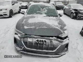 2022 Audi e-tron Prestige z VIN WA1VAAGE5NB039506, wystawiony jako Copart lot #83216424 z przebiegiem Nie podano mil oraz Szkoda całkowita • Salvage title. Historia ofert i sprzedaży dostępna na DreamBid. Obrazek 5.