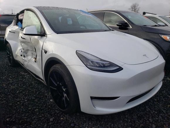2021 Tesla Model Y Long Range with VIN 5YJYGDEEXMF199396, listed as a Copart auction lot 43366655 with 31,480 mi miles and Salvage Title. Bid and sale history available at carsss.com. Image 4.