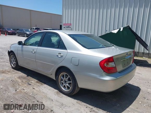 2002 Toyota Camry LE z VIN 4T1BE32K02U630523, wystawiony jako IAAI lot #42330724 z przebiegiem 138 459 mil mil oraz . Historia ofert i sprzedaży dostępna na DreamBid. Obrazek 3.