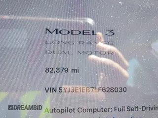2020 Tesla Model 3 Long Range z VIN 5YJ3E1EB7LF628030, wystawiony jako IAAI lot #42357277 z przebiegiem 82 379 mil mil oraz . Historia ofert i sprzedaży dostępna na DreamBid. Obrazek 15.