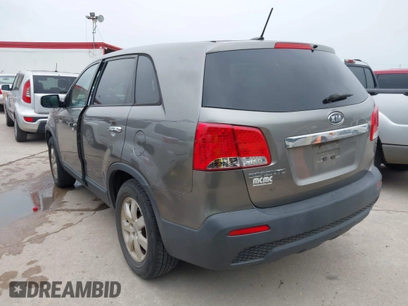 2012 Kia Sorento LX z VIN 5XYKT3A17CG295038, wystawiony jako IAAI lot #42294463 z przebiegiem 185 089 mil mil oraz . Historia ofert i sprzedaży dostępna na DreamBid. Obrazek 3.