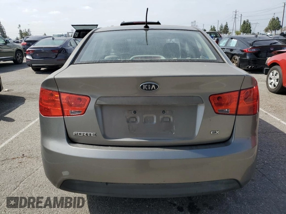 2010 Kia Forte EX z VIN KNAFU4A27A5260564, wystawiony jako Copart lot #55440345 z przebiegiem 169 444 mil mil oraz Szkoda całkowita • Salvage title. Historia ofert i sprzedaży dostępna na DreamBid. Obrazek 6.