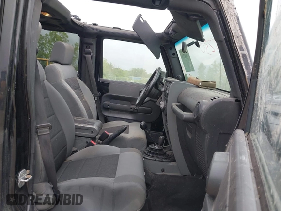 2008 Jeep Wrangler Unlimited X z VIN 1J4GA39138L641138, wystawiony jako IAAI lot #42376300 z przebiegiem 215 026 mil mil oraz . Historia ofert i sprzedaży dostępna na DreamBid. Obrazek 5.