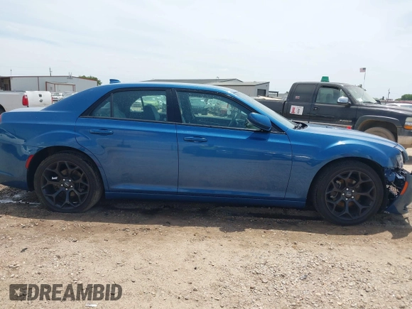 2020 Chrysler 300 S z VIN 2C3CCABG7LH188735, wystawiony jako IAAI lot #42051069 z przebiegiem 83 536 mil mil oraz . Historia ofert i sprzedaży dostępna na DreamBid. Obrazek 13.