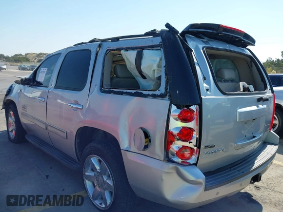2010 GMC Yukon SLT with VIN 1GKUCCE01AR272822, listed as a IAAI auction lot 40572095 with 268,019 mi miles. Bid and sale history available at carsss.com. Image 3.