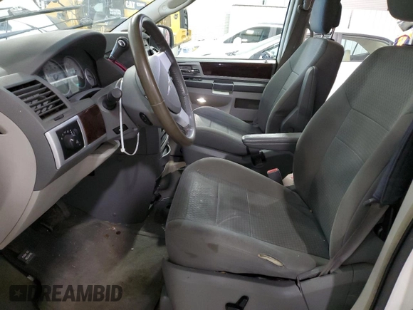 2010 Chrysler Town & Country Touring z VIN 2A4RR5D1XAR492731, wystawiony jako Copart lot #89331835 z przebiegiem 209 381 mil mil oraz Szkoda całkowita • Salvage title. Historia ofert i sprzedaży dostępna na DreamBid. Obrazek 7.