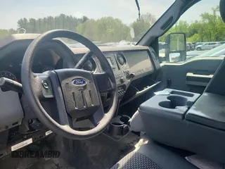 2013 Ford F-250 XL z VIN 1FDBF2B68DEB48275, wystawiony jako IAAI lot #42512434 z przebiegiem 434 130 mil mil oraz . Historia ofert i sprzedaży dostępna na DreamBid. Obrazek 4.
