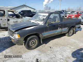 1990 Toyota Pickup z VIN JT4RN81R3L0056975, wystawiony jako Copart lot #88053235 z przebiegiem 144 149 mil mil oraz Tytuł czysty. Historia ofert i sprzedaży dostępna na DreamBid. Obrazek 1.