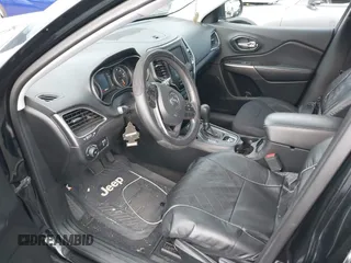 2019 Jeep Cherokee Latitude z VIN 1C4PJLCB2KD455843, wystawiony jako IAAI lot #42779247 z przebiegiem 65 576 mil mil oraz . Historia ofert i sprzedaży dostępna na DreamBid. Obrazek 18.