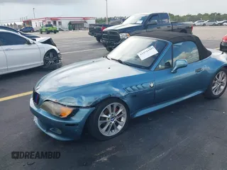 1999 BMW Z3 2.5 z VIN 4USCH9339XLG00523, wystawiony jako IAAI lot #42471650 z przebiegiem 180 985 mil mil oraz . Historia ofert i sprzedaży dostępna na DreamBid. Obrazek 2.
