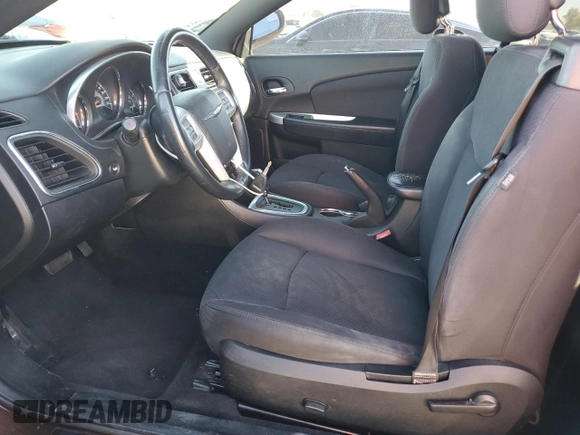 2013 Chrysler 200 Touring z VIN 1C3BCBEG2DN703954, wystawiony jako Copart lot #83641284 z przebiegiem 110 184 mil mil oraz Szkoda całkowita • Salvage title. Historia ofert i sprzedaży dostępna na DreamBid. Obrazek 7.