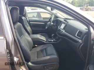 2019 Toyota Highlander SE z VIN 5TDJZRFHXKS586184, wystawiony jako IAAI lot #42414798 z przebiegiem 165 814 mil mil oraz . Historia ofert i sprzedaży dostępna na DreamBid. Obrazek 5.