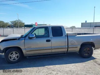 2001 Chevrolet Silverado 1500 LS with VIN 2GCEC19T911403528, listed as a IAAI auction lot 41432803 with 318,740 mi miles. Bid and sale history available at carsss.com. Image 15.