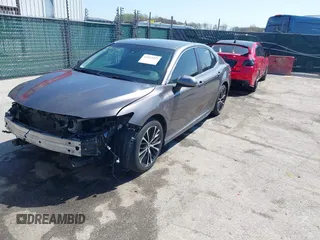 2018 Toyota Camry LE z VIN 4T1B11HK2JU113469, wystawiony jako IAAI lot #41912957 z przebiegiem 158 323 mil mil oraz . Historia ofert i sprzedaży dostępna na DreamBid. Obrazek 2.