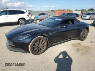 2020 Aston Martin DB11 z VIN SCFRMFCWXLGM08503, wystawiony jako Copart lot #42491235 z przebiegiem Nie podano mil oraz Szkoda całkowita • Salvage title. Historia ofert i sprzedaży dostępna na DreamBid. Obrazek 1.