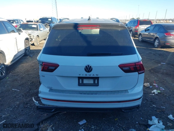 2022 Volkswagen Tiguan SE R-Line Black with VIN 3VVCB7AX0NM035445, listed as a IAAI auction lot 41047000 with 32,379 mi miles. Bid and sale history available at carsss.com. Image 16.