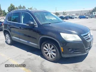 2010 Volkswagen Tiguan S z VIN WVGAV7AX4AW501042, wystawiony jako IAAI lot #42858452 z przebiegiem 125 779 mil mil oraz . Historia ofert i sprzedaży dostępna na DreamBid. Obrazek 1.