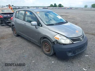 2011 Nissan Versa S z VIN 3N1BC1CP1BL438923, wystawiony jako IAAI lot #42197855 z przebiegiem 183 302 mil mil oraz . Historia ofert i sprzedaży dostępna na DreamBid. Obrazek 1.