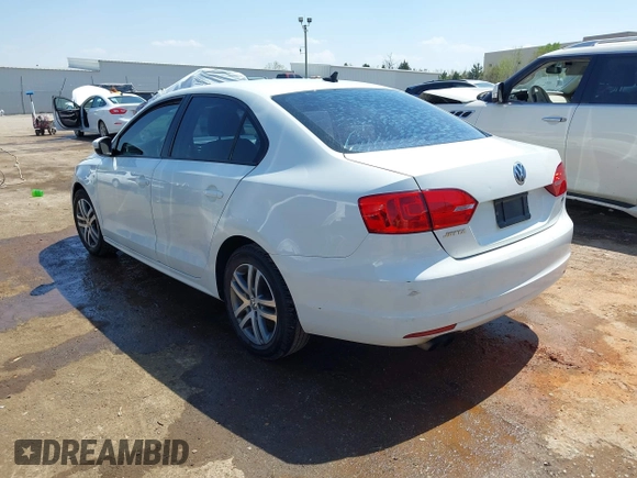 2014 Volkswagen Jetta SE z VIN 3VWD17AJ5EM267330, wystawiony jako IAAI lot #42003039 z przebiegiem 153 591 mil mil oraz . Historia ofert i sprzedaży dostępna na DreamBid. Obrazek 3.