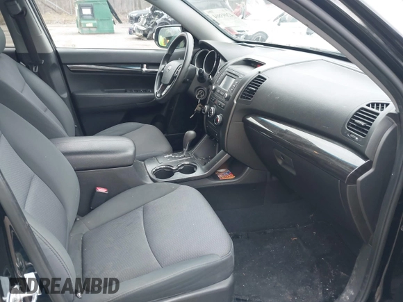 2013 Kia Sorento LX z VIN 5XYKT3A61DG414943, wystawiony jako IAAI lot #42093804 z przebiegiem 109 039 mil mil oraz . Historia ofert i sprzedaży dostępna na DreamBid. Obrazek 5.
