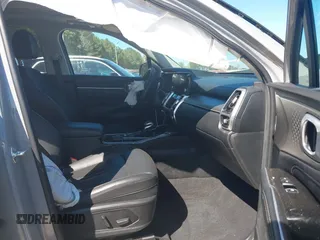 2023 Kia Sorento X-Line SX Prestige z VIN 5XYRKDLFXPG214202, wystawiony jako IAAI lot #40638311 z przebiegiem 19 871 mil mil oraz . Historia ofert i sprzedaży dostępna na DreamBid. Obrazek 5.