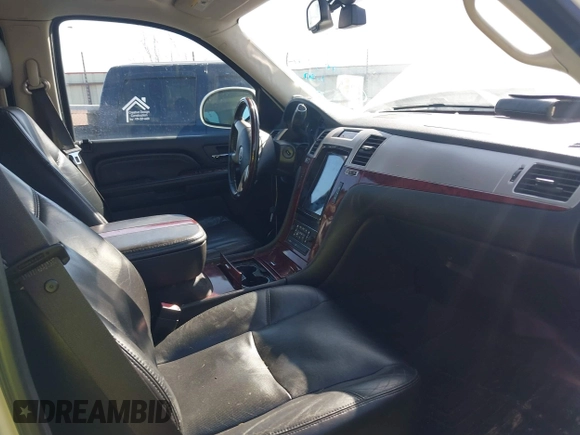 2008 Cadillac Escalade with VIN 1GYEC63878R219699, listed as a IAAI auction lot 41474186 with 214,080 mi miles. Bid and sale history available at carsss.com. Image 5.