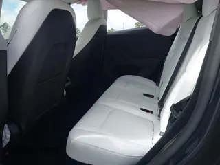 2025 Tesla Model Y Long Range z VIN 7SAYGDEEXSA362089, wystawiony jako IAAI lot #41469596 z przebiegiem 116 mil mil oraz . Historia ofert i sprzedaży dostępna na DreamBid. Obrazek 8.