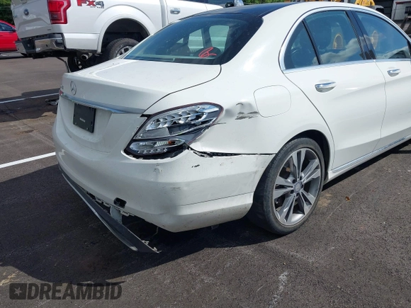 2016 Mercedes-Benz C 300 z VIN 55SWF4JB9GU150490, wystawiony jako IAAI lot #42343439 z przebiegiem 67 753 mil mil oraz . Historia ofert i sprzedaży dostępna na DreamBid. Obrazek 6.