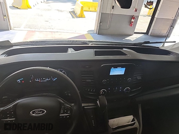 2023 Ford Transit Cargo z VIN 1FTBR1X83PKB55205, wystawiony jako IAAI lot #42569694 z przebiegiem 20 924 mil mil oraz . Historia ofert i sprzedaży dostępna na DreamBid. Obrazek 2.