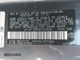 2011 Toyota Camry LE z VIN 4T1BF3EKXBU197608, wystawiony jako IAAI lot #41848207 z przebiegiem 131 676 mil mil oraz . Historia ofert i sprzedaży dostępna na DreamBid. Obrazek 9.
