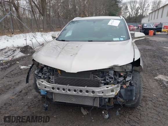 2017 Lincoln MKC Reserve with VIN 5LMCJ3D93HUL54581, listed as a IAAI auction lot 41711244 with 63,806 mi miles. Bid and sale history available at carsss.com. Image 6.