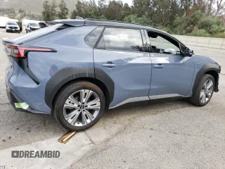2023 Subaru Solterra Premium z VIN JTMABABA8PA009866, wystawiony jako Copart lot #67385543 z przebiegiem 2496 mil mil oraz . Historia ofert i sprzedaży dostępna na DreamBid. Obrazek 3.