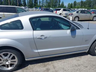 2006 Ford Mustang GT Deluxe z VIN 1ZVHT82H065175045, wystawiony jako IAAI lot #42446022 z przebiegiem 144 165 mil mil oraz . Historia ofert i sprzedaży dostępna na DreamBid. Obrazek 13.