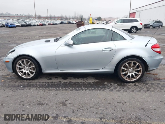 2005 Mercedes-Benz SLK 230/320 z VIN WDBWK56FX5F040781, wystawiony jako IAAI lot #41321130 z przebiegiem 100 319 mil mil oraz . Historia ofert i sprzedaży dostępna na DreamBid. Obrazek 14.