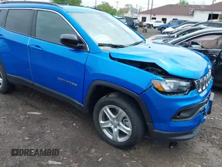 2023 Jeep Compass Latitude z VIN 3C4NJDBN6PT513561, wystawiony jako IAAI lot #42344712 z przebiegiem 4 873 mil mil oraz . Historia ofert i sprzedaży dostępna na DreamBid. Obrazek 1.