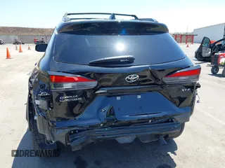 2023 Toyota Corolla Cross XLE z VIN 7MUDAAAG3PV069634, wystawiony jako IAAI lot #42489692 z przebiegiem 18 923 mil mil oraz . Historia ofert i sprzedaży dostępna na DreamBid. Obrazek 6.