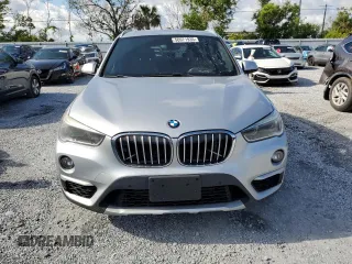 2017 BMW X1 xDrive28i z VIN WBXHT3C33H5F83332, wystawiony jako Copart lot #56971935 z przebiegiem 110 248 mil mil oraz Tytuł czysty. Historia ofert i sprzedaży dostępna na DreamBid. Obrazek 5.
