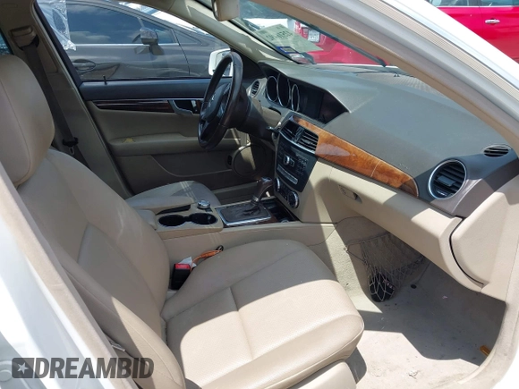 2013 Mercedes-Benz C 300 Sport z VIN WDDGF8AB1DR248695, wystawiony jako IAAI lot #42516492 z przebiegiem 155 429 mil mil oraz . Historia ofert i sprzedaży dostępna na DreamBid. Obrazek 5.