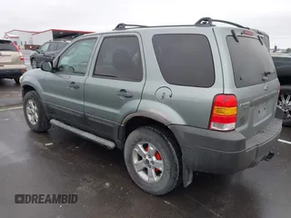 2006 Ford Escape XLT with VIN 1FMYU03126KC55897, listed as a IAAI auction lot 41733243 with 136,989 mi miles. Bid and sale history available at carsss.com. Image 3.