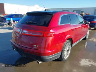2014 Lincoln MKT EcoBoost z VIN 2LMHJ5AT1EBL50796, wystawiony jako IAAI lot #41371551 z przebiegiem 163 932 mil mil oraz . Historia ofert i sprzedaży dostępna na DreamBid. Obrazek 4.