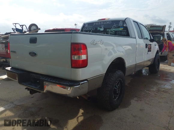 2004 Ford F-150 XLT with VIN 1FTPX14594NB00435, listed as a IAAI auction lot 42141898 with 261,217 mi miles and . Bid and sale history available at carsss.com. Image 4.