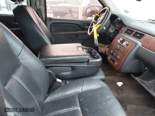 2010 Chevrolet Suburban LS with VIN 1GNUKHE37AR203811, listed as a IAAI auction lot 41304431 with 999,999 mi miles. Bid and sale history available at carsss.com. Image 5.